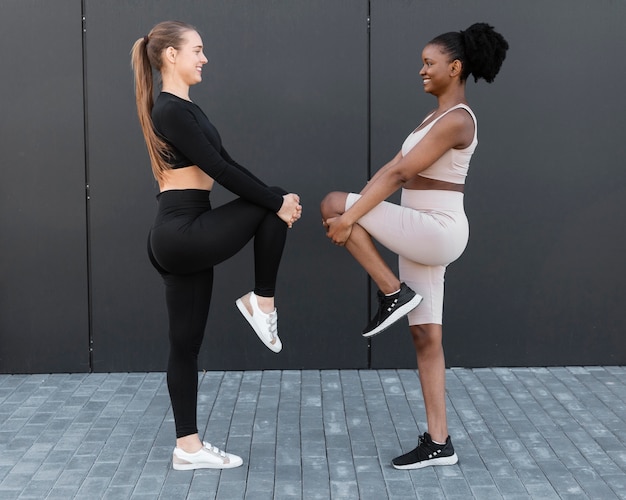 Photo jeunes femmes faisant du sport à l'extérieur