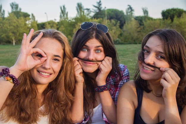 Jeunes femmes faisant des grimaces et s'amusant