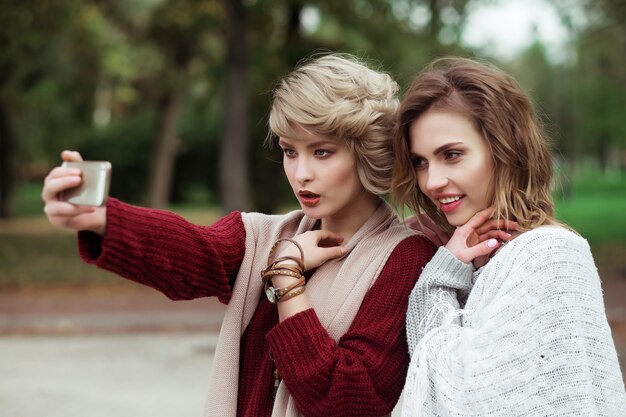 jeunes femmes faisant selfie