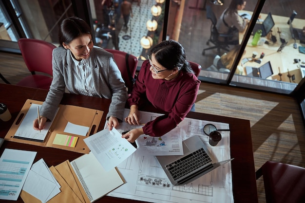 Jeunes femmes gaies travaillant avec grand plaisir