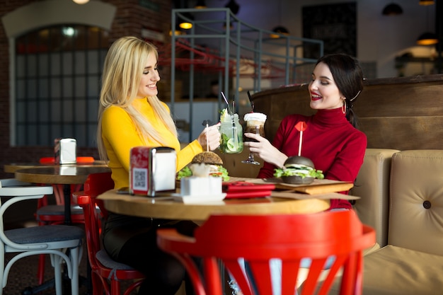 Jeunes femmes, grillage, lunettes cocktail