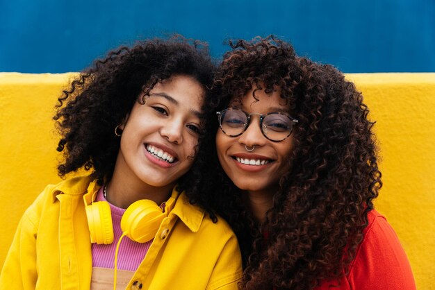 Jeunes femmes heureuses dansant et s'amusant en plein air