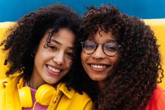 Jeunes femmes heureuses dansant et s'amusant en plein air