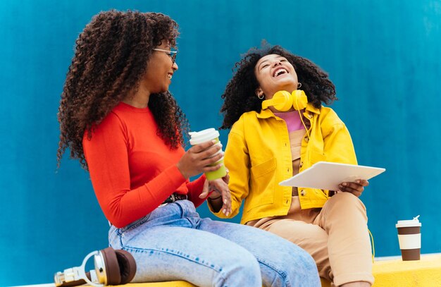 Jeunes femmes heureuses étudiant sur une tablette