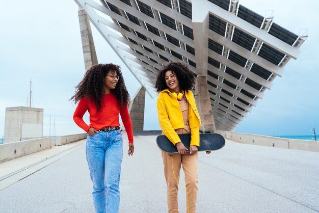 Jeunes femmes heureuses s'amusant en plein air en riant et en partageant la bonne humeur