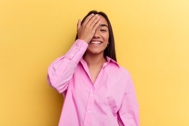 Jeunes femmes isolées riant heureuses, insouciantes, émotion naturelle.