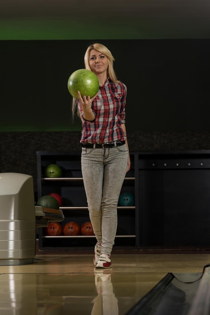 Jeunes femmes jouant avec une boule de bowling