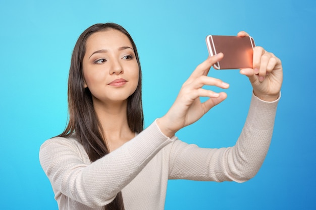 Jeunes femmes joyeuses faisant selfie par son téléphone intelligent