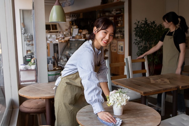 Jeunes femmes organisant leur pâtisserie