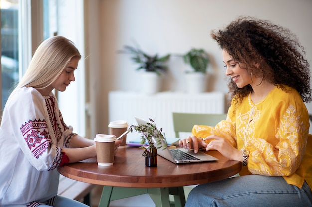 Jeunes femmes portant des chemises brodées