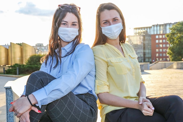 Jeunes femmes portant des masques faciaux