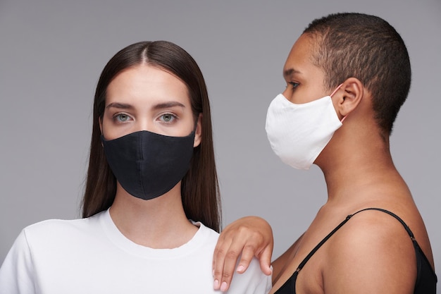 Jeunes femmes portant des masques noirs et blancs