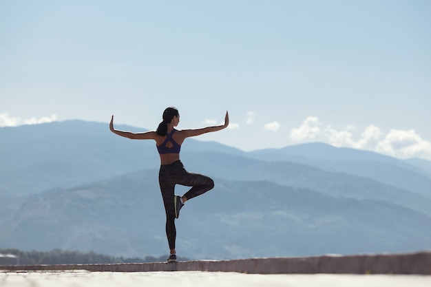 Jeunes femmes portant des vêtements de sport exerçant