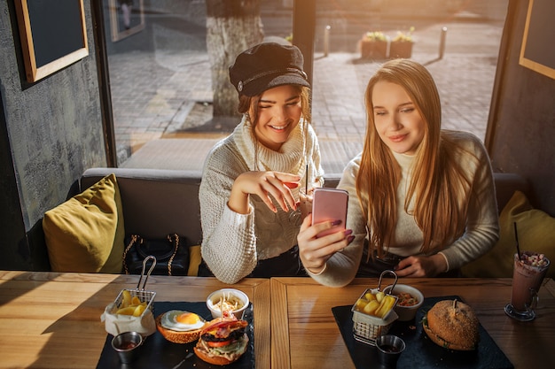 Les jeunes femmes positives prennent selfie