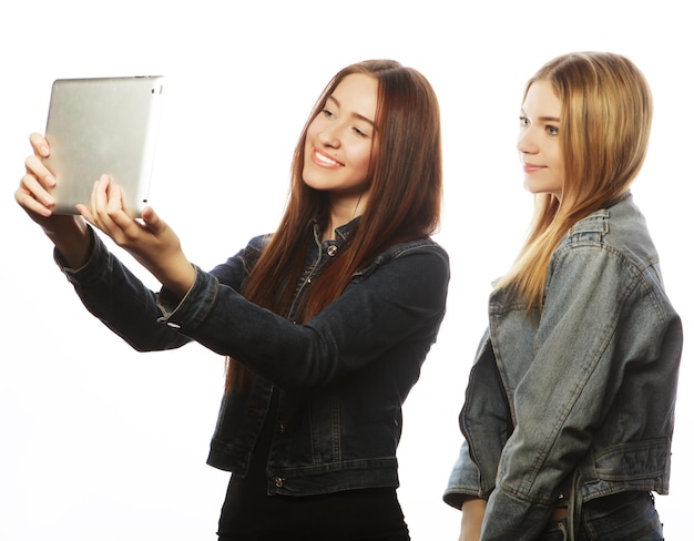 Jeunes femmes prenant un autoportrait