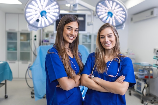 Jeunes femmes professionnelles de la santé debout ensemble concept de protection de la santé Une équipe réussie de médecins regarde la caméra et sourit tout en se tenant à l'hôpital