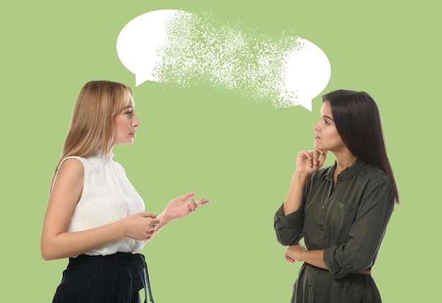 Des jeunes femmes qui parlent sur un fond d'olive clair Illustration de dialogue avec des bulles de parole