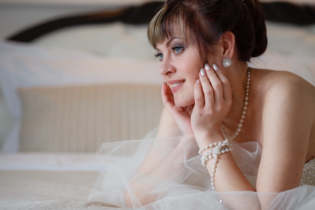 Jeunes femmes avec robe de mariée dans une salle très lumineuse