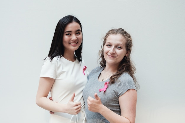 jeunes femmes avec des rubans roses