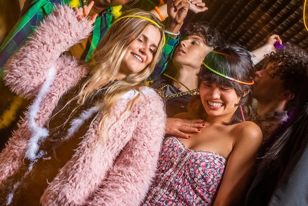 Jeunes femmes s'amusant avec leurs amis lors d'une fête