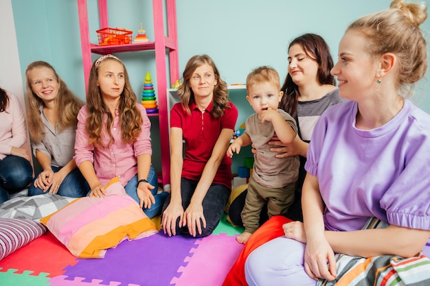 Les jeunes femmes se sont réunies pour communiquer et se soutenir