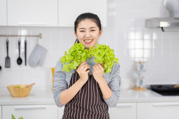 Les jeunes femmes sont heureuses dans la cuisine moderne avec des idées d'aliments sains