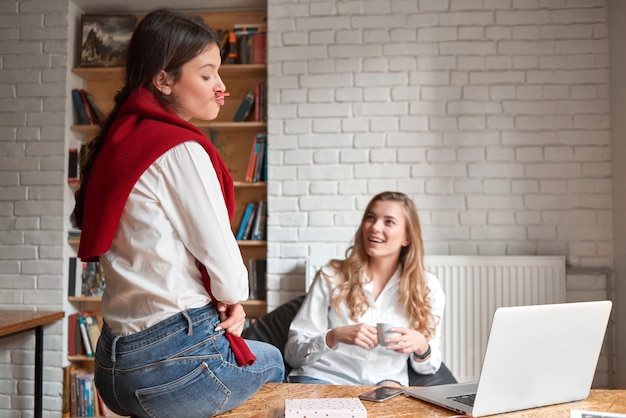 Jeunes femmes travaillant ensemble au bureau