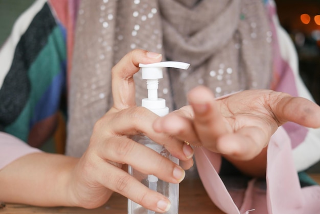 jeunes femmes utilisant un désinfectant pour les mains avec espace de copie