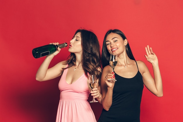 Jeunes femmes avec un verre de champagne à la fête