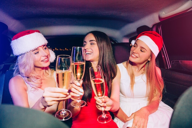 Jeunes femmes avec des verres de champagne dans les mains