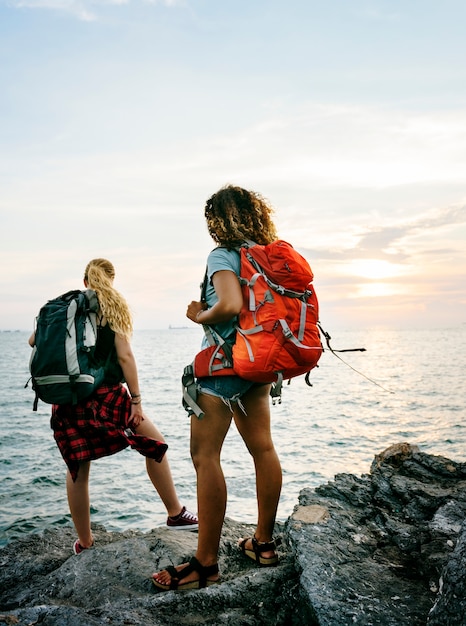 Jeunes femmes voyageant ensemble