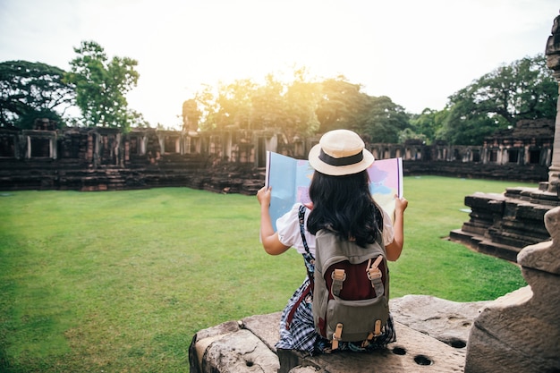 Les jeunes femmes voyagent au coucher du soleil