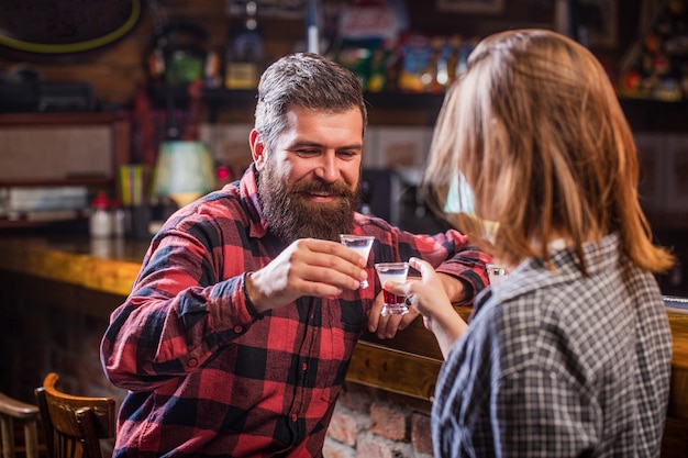 Les jeunes à la fête boivent de l'alcool.