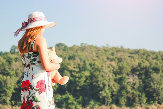 Photo jeunes filles asiatiques avec sac à dos lumineux en appréciant dans la nature pendant les vacances.