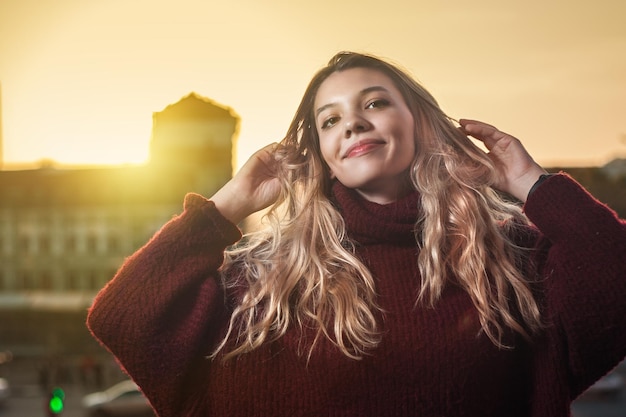 Jeunes filles au coucher du soleil