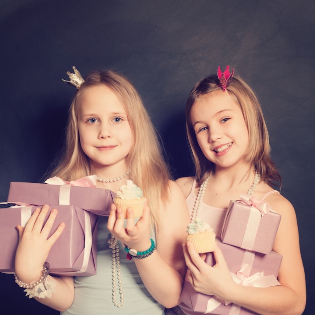 Jeunes filles avec boîte-cadeau