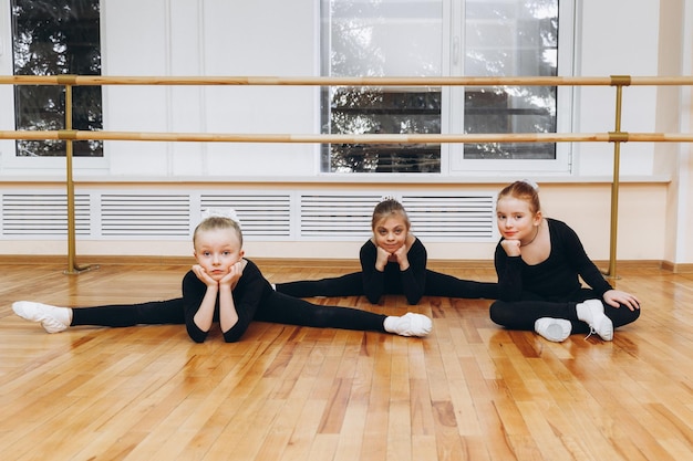 Jeunes filles faisant des exercices de gymnastique ou faisant de l'exercice en cours de conditionnement physique