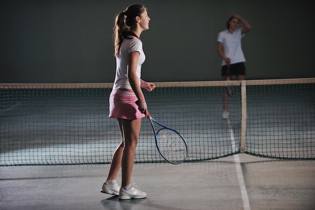 jeunes filles jouant au tennis à l'intérieur