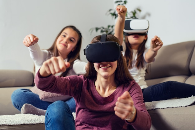 Photo jeunes filles jouant avec des jeux vidéo à la maison