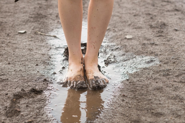 Les jeunes filles ont les pieds boueux et se concentrent sélectivement.