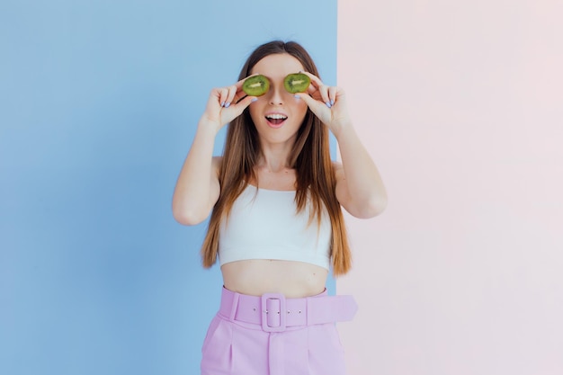 jeunes filles portant une tenue d'été, elles s'amusent et jouent avec des fruits juteux