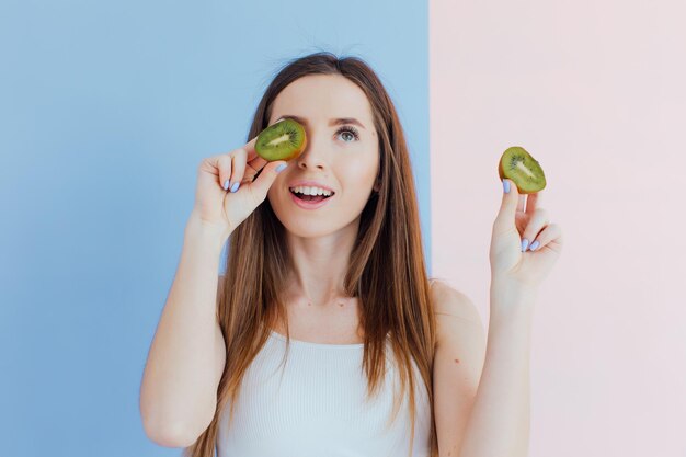 jeunes filles portant une tenue d'été, elles s'amusent et jouent avec des fruits juteux