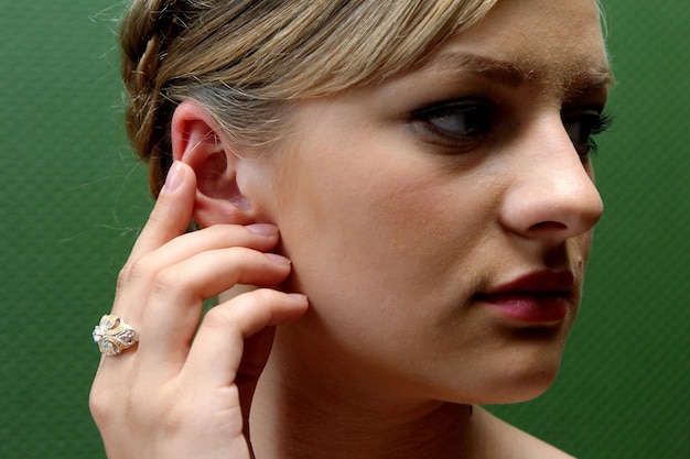 Les jeunes filles posent avec des bijoux en argent