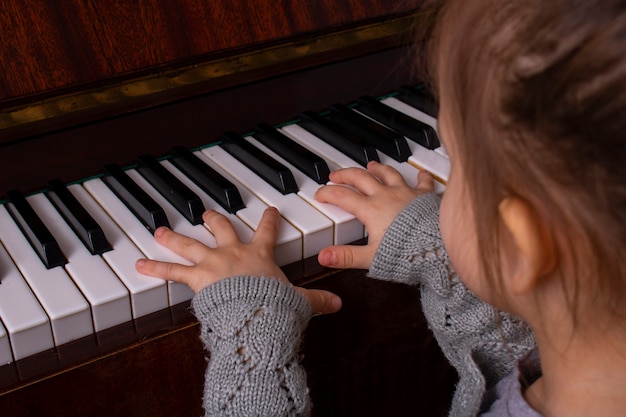 Jeunes filles pratiquant le piano