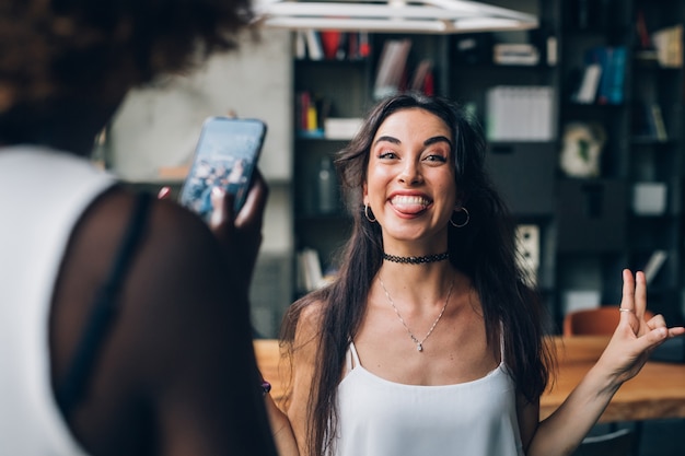 jeunes filles prenant des photos et s&#39;amusant