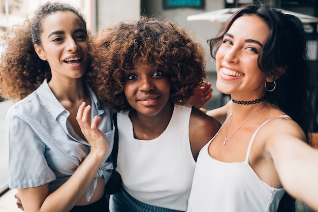 Photo jeunes filles s'amusant et regardant la caméra