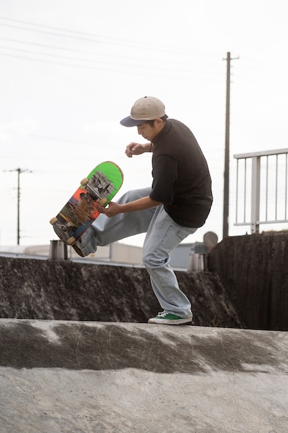 Photo des jeunes font du skateboard au japon