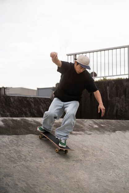 Photo des jeunes font du skateboard au japon
