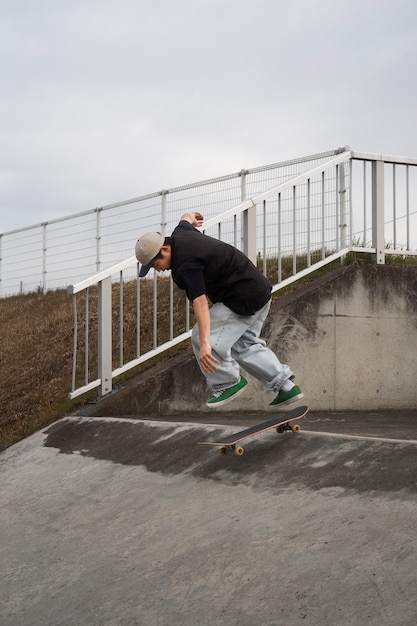 Photo des jeunes font du skateboard au japon