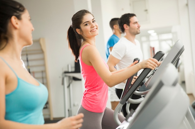 Jeunes en formation dans le gymnase